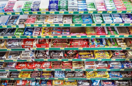 florida-fl-south-miami-convenience-store-sale-candy-gum-products-display-EG1J38-min